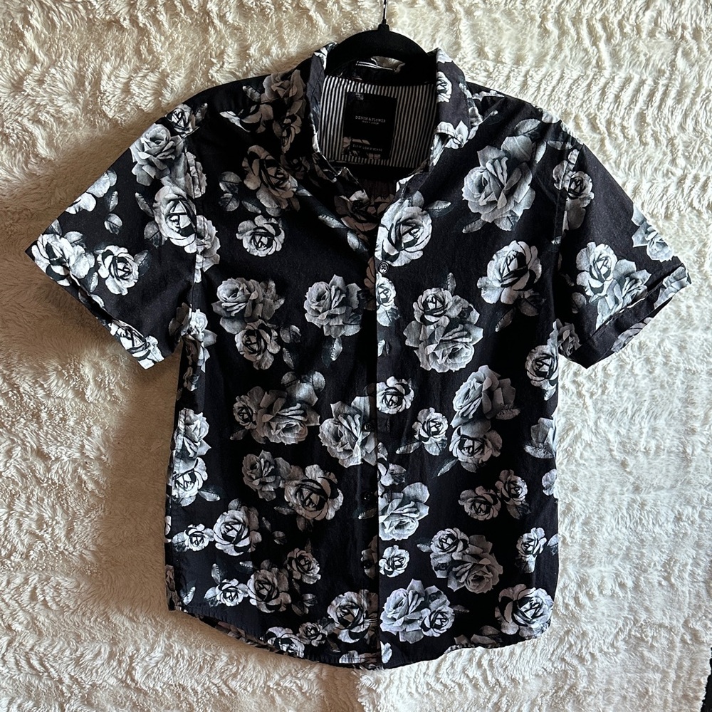 Men's Black and White Floral Button Down Shirt.         F